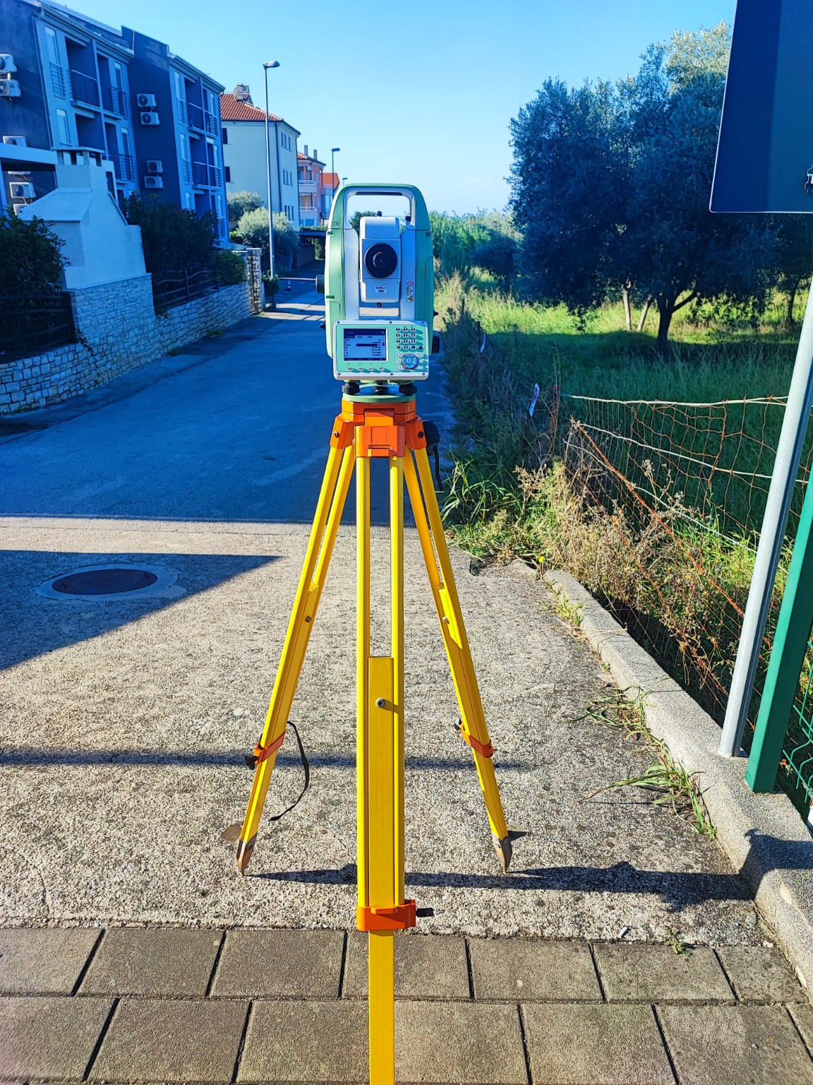 Leica totalna stanica na geodetskom terenu u Umagu