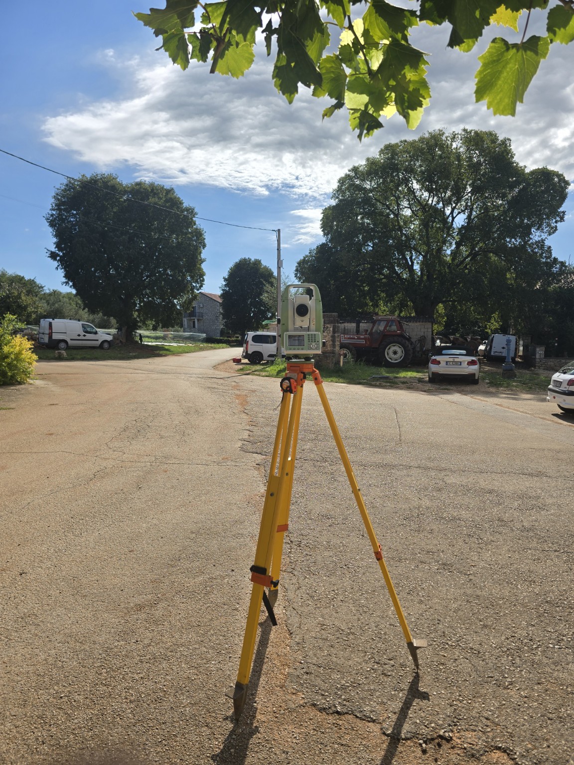 Leica totalna stanica tijekom geodetske izmjere na terenu u okolici Umaga